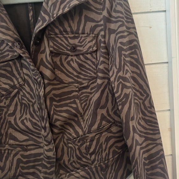 WHBM Espresso Zebra Print
Denim Jacket Size 12. Great Condition! - Picture 5 of 16